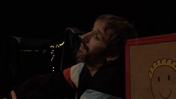 Seul-en-scène drôle et tendre, où la parentalité devient une épopée ju