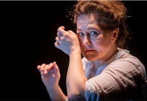 Blanche a quarante-six ans. Elle est en surpoids, se trouve grosse et 