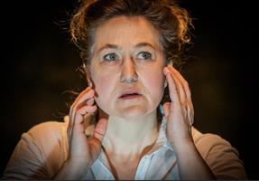 Blanche a quarante-six ans. Elle est en surpoids, se trouve grosse et 