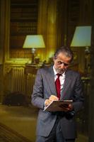 Jamais Robert Badinter n’a cessé d’interroger le droit. Avocat puis ho