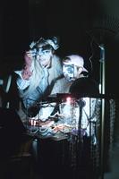 Dans leur bazar organisé, deux conteuses aux allures bouffones nous ra