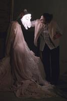 Dans leur bazar organisé, deux conteuses aux allures bouffones nous ra