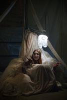 Dans leur bazar organisé, deux conteuses aux allures bouffones nous ra