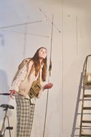 Dans leur bazar organisé, deux conteuses aux allures bouffones nous ra