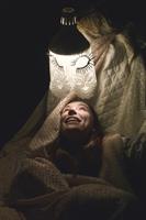 Dans leur bazar organisé, deux conteuses aux allures bouffones nous ra