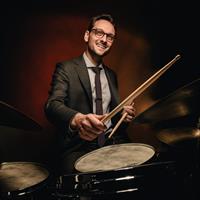 À l’occasion de la sortie de Listen to the Wind, son tout premier albu