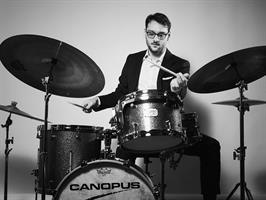 À l’occasion de la sortie de Listen to the Wind, son tout premier albu