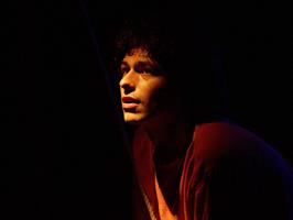 Depuis sa cabane intérieure, Édouard, interné en psychiatrie, attend s