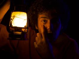 Depuis sa cabane intérieure, Édouard, interné en psychiatrie, attend s