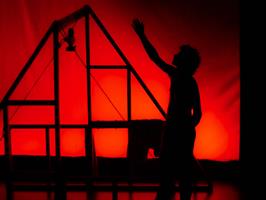 Depuis sa cabane intérieure, Édouard, interné en psychiatrie, attend s