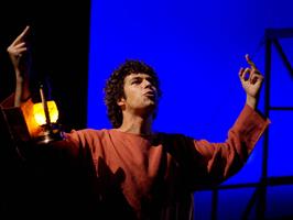 Depuis sa cabane intérieure, Édouard, interné en psychiatrie, attend s