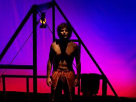 Depuis sa cabane intérieure, Édouard, interné en psychiatrie, attend s