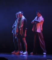 Trois hommes sur scène