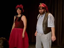 Deux comédiens en costumes