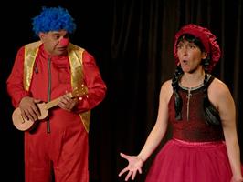 Deux comédiens en costumes