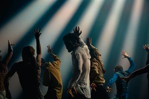 L’euphorie contagieuse de la Shechter II dans un ballet digne d’un clu