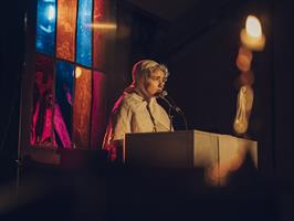Deux jeunes femmes sont planquées dans une église désaffectée pour pré