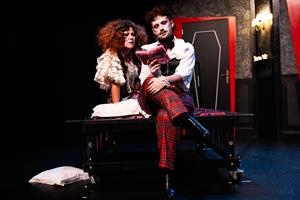 Jouée pour la première fois en France, la pièce Dracula, la parodie hi