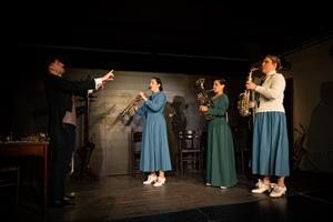 Trois musiciennes et un comédien