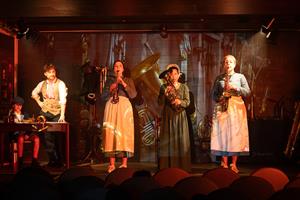 Trois musiciennes et un comédien