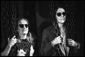 Deux femmes en noir et blanc