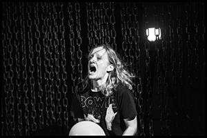 Deux femmes en noir et blanc