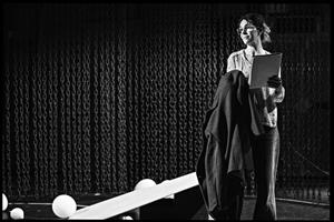 Deux femmes en noir et blanc