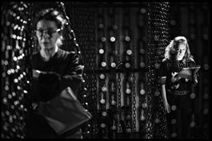 Deux femmes en noir et blanc