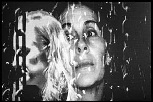 Deux femmes en noir et blanc