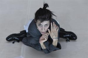 Retournant le Freak Show, Diana Niepce signe un geste radical et provo