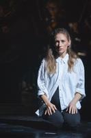 Une jeune femme revient sur les ruines d’une ancienne prison. Elle s’a
