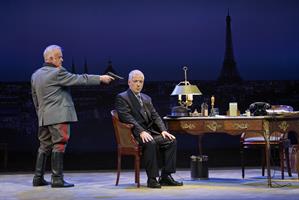 Des hommes sur scène