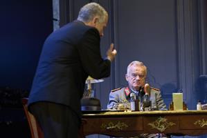 Des hommes sur scène