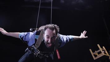 Une troupe sur scène