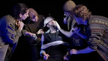 Une troupe sur scène