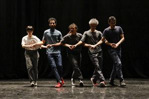 Formé dès son plus jeune âge aux danses du Maghreb et à la musique ara