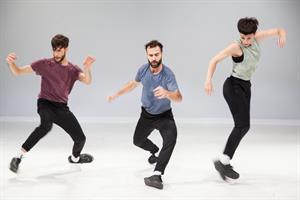 Avec Adentro!, la chorégraphe Diana Szeinblum s’amuse à démonter la st