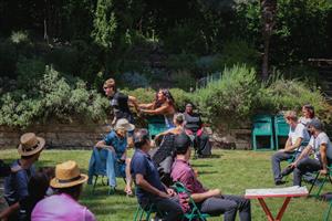 Carmen, une jeune comédienne, débarque dans un cercle de parole avec u