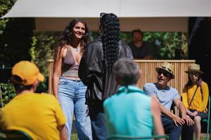 Carmen, une jeune comédienne, débarque dans un cercle de parole avec u