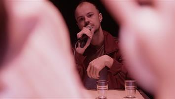 Une jongleuse, un rappeur, et tout un monde intérieur déborde sur scèn