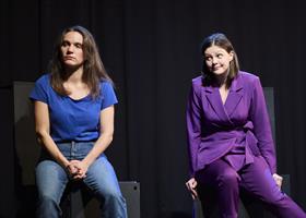 Deux femmes sur scène