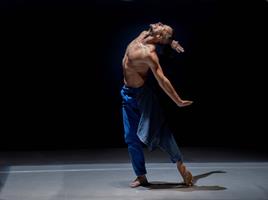 Un homme qui danse