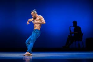 Un homme qui danse
