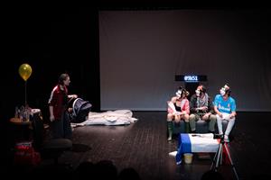 Quatre personnes sur scène
