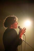 Une femme sur scène