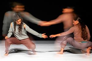 Deux femmes qui dansent