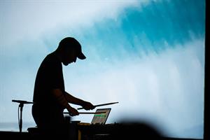 Un homme qui fait de la musique