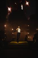 Chanteur, performeur et agitateur joyeux des traditions, Rodrigo Cueva
