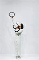 Une performance sur fond blanc