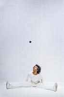 Une performance sur fond blanc